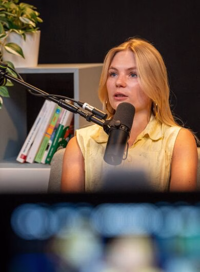 Marguerite achter de microfoon in de studio tijdens opname ikstopnu-podcast